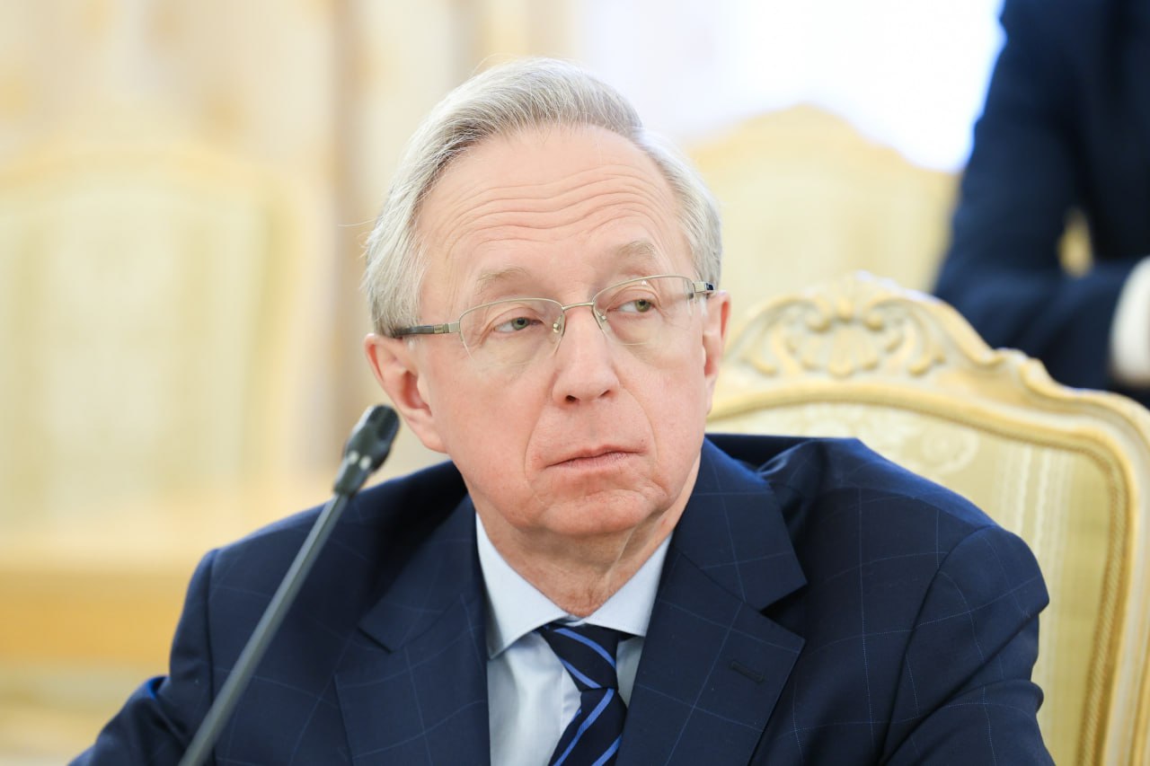 29 декабря заместитель Министра иностранных дел России М Ю Галузин провёл встречу с Чрезвычайным и Полномочным Послом Азербайджанской Республики в Российской Федерации Р С Мустафаевым Подведены итоги российско азербайджанского сотрудничества в уходящем году Подтверждён обоюдный настрой на дальнейшее развитие двусторонних связей в соответствии с Декларацией о союзническом взаимодействии между Российской Федерацией и Азербайджанской Республикой подписанной в Москве 22 февраля 2022 года и договорённостями достигнутыми на встрече лидеров двух государств 9 октября в Душанбе В таком контексте высказано общее намерение наращивать в наступающем 2026 году контакты по всей российско азербайджанской повестке дня Обсуждены некоторые аспекты связанные с урегулированием последствий катастрофы самолета Азербайджанских авиалиний 25 декабря 2024 года вблизи городе Актау в Казахстане С российской стороны повторно поставлен вопрос о скорейшем освобождении 11 российских граждан задержанных в Баку 30 июня 1 июля РоссияАзербайджан