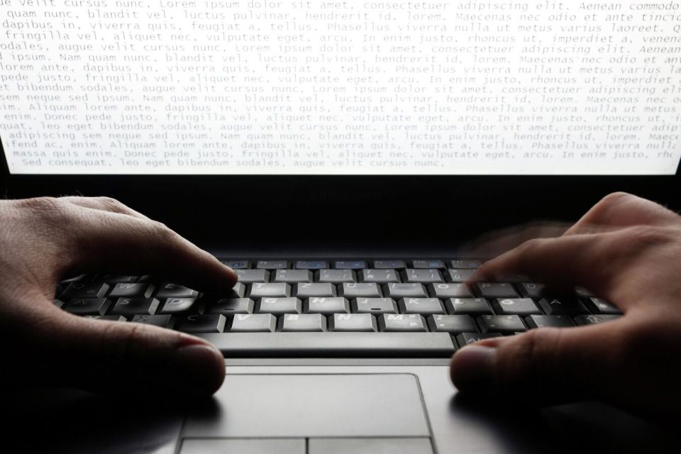 Крымско татарский ресурсный центр готовил провокацию с листовками   cdn crimea news com img 20251029 00ff6c222d16dc7da07ef43a657bc925 jpg МОСКВА 29 окт РИА Новости Признанный в России нежелательной организацией Крымско татарский ресурсный центр планировал распространить в Крыму провокационные листовки чтобы дестабилизировать ситуацию сообщили РИА Новости в хакерской группировке KillNet получившей доступ к соответствующим документам В результате доступа к аккаунту некой Заремы Бариевой которая является женой Эскендера Бариева было выяснено что она совместно с силами Крымско татарского ресурсного центра готовили для распространения ряд провокационных листовок которые должны быть расклеены по Крыму и близлежащим регионам России с целью дестабилизации обстановки в городах сказал представитель группировки Крымско татарский ресурсный центр Подробнее