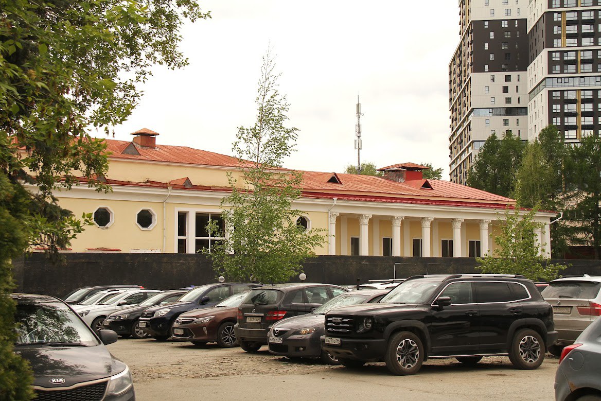 Сборы за пользование городскими парковками в Екатеринбурге выросли в три раза За последние 10 месяцев таких сборов стало в три раза больше по сравнению с прошлым годом С начала 2025 года прибыль от парковочных сборов в городской бюджет составила 84 млн рублей Эти деньги пришли с 5381 платного парковочного места сообщает связанный с мэрией телеграм канал Екатеринбург Главное Этим летом мэрия ГИБДД и служба парковок проводили рейды чтобы выявлять водителей которые не платят за парковочные места В первом полугодии 2025 года с водителей собрали штрафов на 43 5 млн рублей в то время как за весь прошлый год таких штрафов накопилось на 30 млн рублей