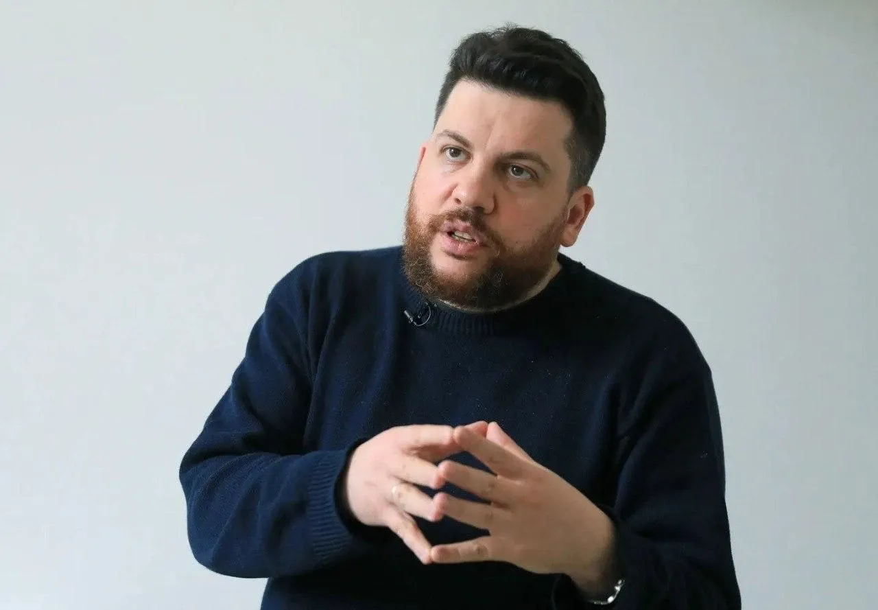 Ряд бывших и действующих сотрудников ФБК запустили петицию в которой призвали Юлию Навальную уволить Леонида Волкова Для многих из нас Алексей Навальный и созданный им Фонд борьбы с коррупцией навсегда останутся символом надежды Ради этой надежды мы выходили на улицы жертвовали временем деньгами а иногда и свободой Мы как и Алексей хотели перемен и верили что Россия достойна лучшего будущего говорится в обращении По мнению авторов петиции сейчас фонд находится в тяжёлом кризисе его раздирают скандалы после которых из него уходят люди как те кто присоединился недавно так и работавшие в команде с самого начала Авторы петицию утверждают что достучаться до Юлии Навальной почти невозможно поэтому они выбрали форму публичного коллективного обращения В этой ситуации мы просим вас выполнить волю Алексея Навального и уволить Леонида Волкова из ФБК Этого хотел Алексей Об этом просим и мы В команде остаются люди которым мы верим Вы Руслан Шаведдинов Дмитрий Низовцев Мария Певчих Обновление давно назрело Алексей всегда умел давать дорогу новым людям Возможно на какое то время реальное руководство фондом стоит взять на себя вам лично Но оставлять всё как есть больше нельзя заявили авторы обращения Ранее бывший директор ФБК Иван Жданов в интервью Ирине Шихман заявил что ФБК перестал следовать принципу не врать и не воровать и обвинил Леонида Волкова в в махинациях с возможным присвоением денег жертвователей и халатности при организации сбора пожертвований которая привела к серии уголовных дел за донаты ФБК Волков эти обвинения отвергает Незадолго до скандала с интервью Жданова из за разногласий с другими сотрудниками ФБК фонд также покинула журналистка Ирина Аллеман Фото AFP Подписаться Связаться Поддержать Patreon Буст