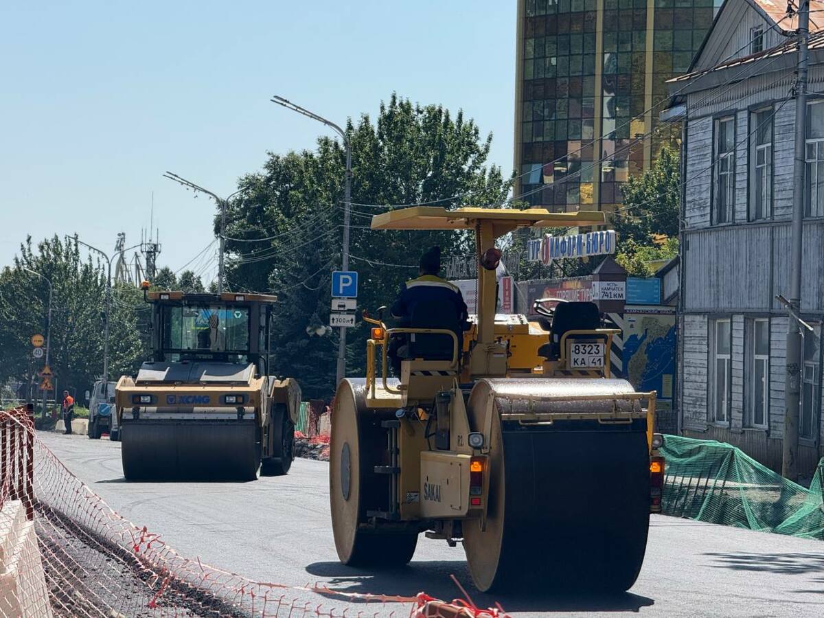 Больше рук, больше машин: ремонт на Ленинской в Петропавловске-Камчатском пойдет бодрее  На ремонтируемом участке по улице Ленинской в Петропавловске-Камчатском нарастили объем рабочей силы и техники.   Сейчас на участке работают четыре организации. Ремонт выполняется несколькими звеньями.  Сегодня дорожные строители продолжают укладку цементно-гравийно-песчаной смеси и нижнего слоя асфальтобетона.  «Одновременно с этим начались работы по устройству бортового камня на нулевом пикете в районе здания театра драмы и комедии. В ближайшие дни приступим к устройству тротуаров, подрядчик сейчас изготавливает плитку. Параллельно продолжается работа на участке от ДОФа до сопряжения с улицей Советской. Там ведутся работы по подготовке оснований и укладке нижнего выравнивающего слоя асфальтобетона. На этом участке уже завершены работы по укладке бортового камня и ливневых прикромочных лотков. В ближайшее время подрядчик приступит к укладке тротуарной плитки», — сообщили в краевом Минтрансе.  Также практически завершены работы по устройству опор линий освещения.  Добавим, что по улице Ленинской от театра до ул. Советская будет уложено три слоя асфальтобетона толщиной 21 сантиметр. А от ул. Советская до площади Щедрина – два слоя толщиной 12 сантиметров.    Подписаться   Прислать   Чат