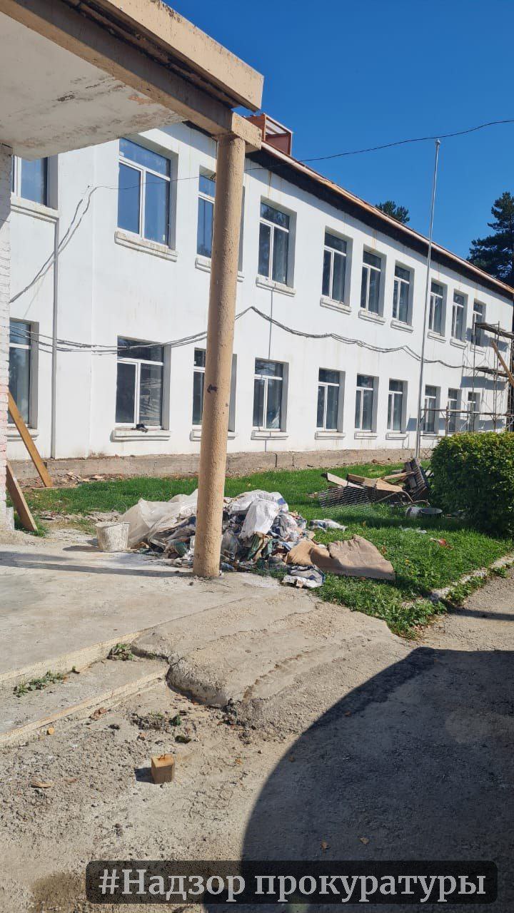 Заместитель прокурора области Наталья Безгина проконтролировала мероприятия проводимые прокуратурой Суворовского района в рамках надзорного сопровождения капитального ремонта МКОУ Ханинская СОШ пос Ханино Суворовского района Установлено что организация подрядчик по муниципальному контракту не выполнила весь объем работ в связи с чем образовательное учреждение расторгло контракт В июле школа заключила муниципальный контракт с новым подрядчиком который приступил к выполнению работ окончание которых запланировано до 18 декабря 2025 года В связи с необходимостью размещения учеников школы на период капитального ремонта в здании МКОУ Черепетская СОШ ЦО им Н К Аносова заместитель прокурора области лично проверила наличие необходимых условий для организации учебного процесса и соблюдения прав несовершеннолетних Прокурору Суворовского района поручено осуществлять личный контроль за качеством и сроками ремонтных работ до их завершения прокуратура Тульскаяобласть Суворовскийрайон ХанинскаяСОШ капитальныйремонт НатальяБезгина надзор образованиеТула ЧерепетскаяСОШ Аносов школа ученики дети праванесовершеннолетних госконтракт подрядчик контрользакачеством ремонт2025 образовательныеУсловия прокурорскийнадзор Тула региональныеновости
