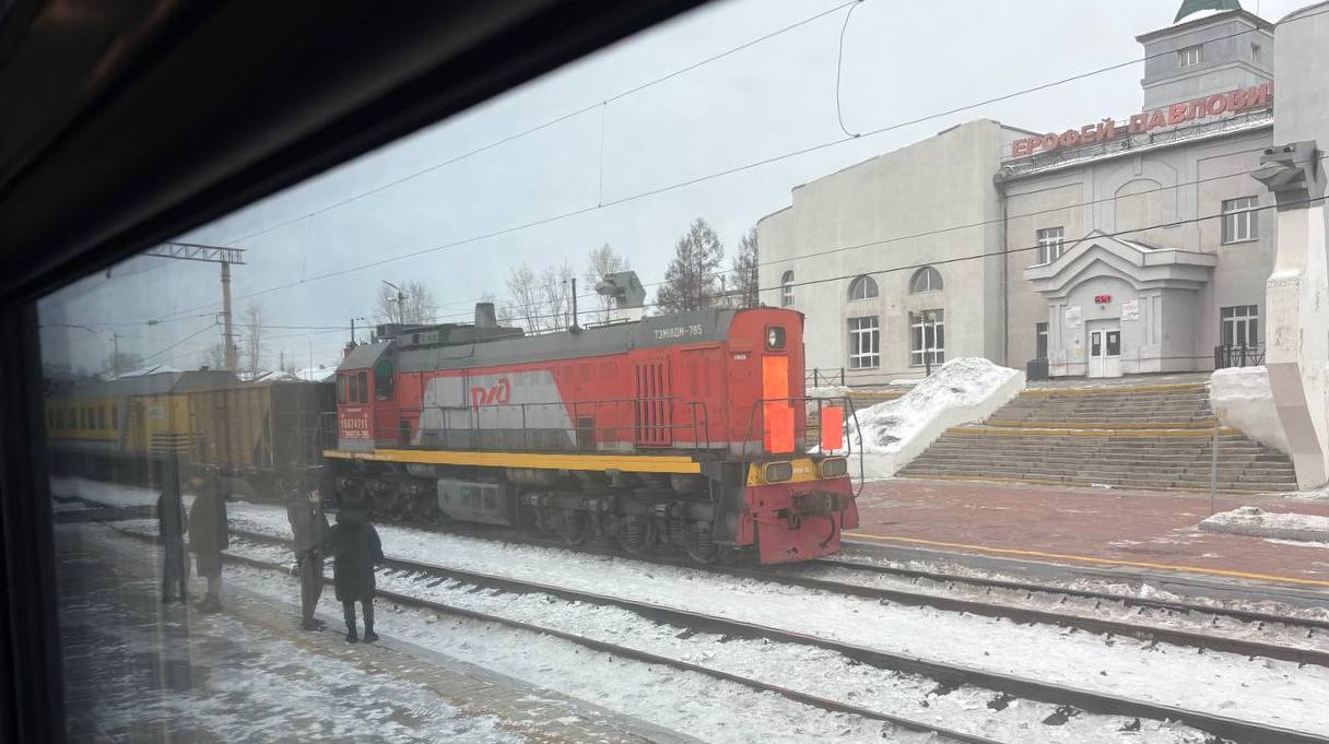Транспортная прокуратура на защите безопасности пассажиров на объектах железнодорожного транспорта Транспортной прокуратурой по обращению жительницы города Сковородино Амурской области проведена проверка исполнения требований законодательства о безопасности пассажиров на объектах железнодорожного транспорта Установлено что из за неверного информирования машинистом дежурная по станции Ерофей Павлович Забайкальской железной дороги допустила остановку поезда на железнодорожном пешеходном переходе станции тем самым исключив возможность безопасного прохода пассажиров к поезду следования сообщением Москва Владивосток более 20 пассажиров проследовали на посадку через станционные пути   По требованию Сковородинского транспортного прокурора виновное должностное лицо привлечено к административной ответственности по ч 6 ст 11 1 КоАП РФ нарушение правил безопасности движения и эксплуатации железнодорожного транспорта с назначением наказания в виде штрафа