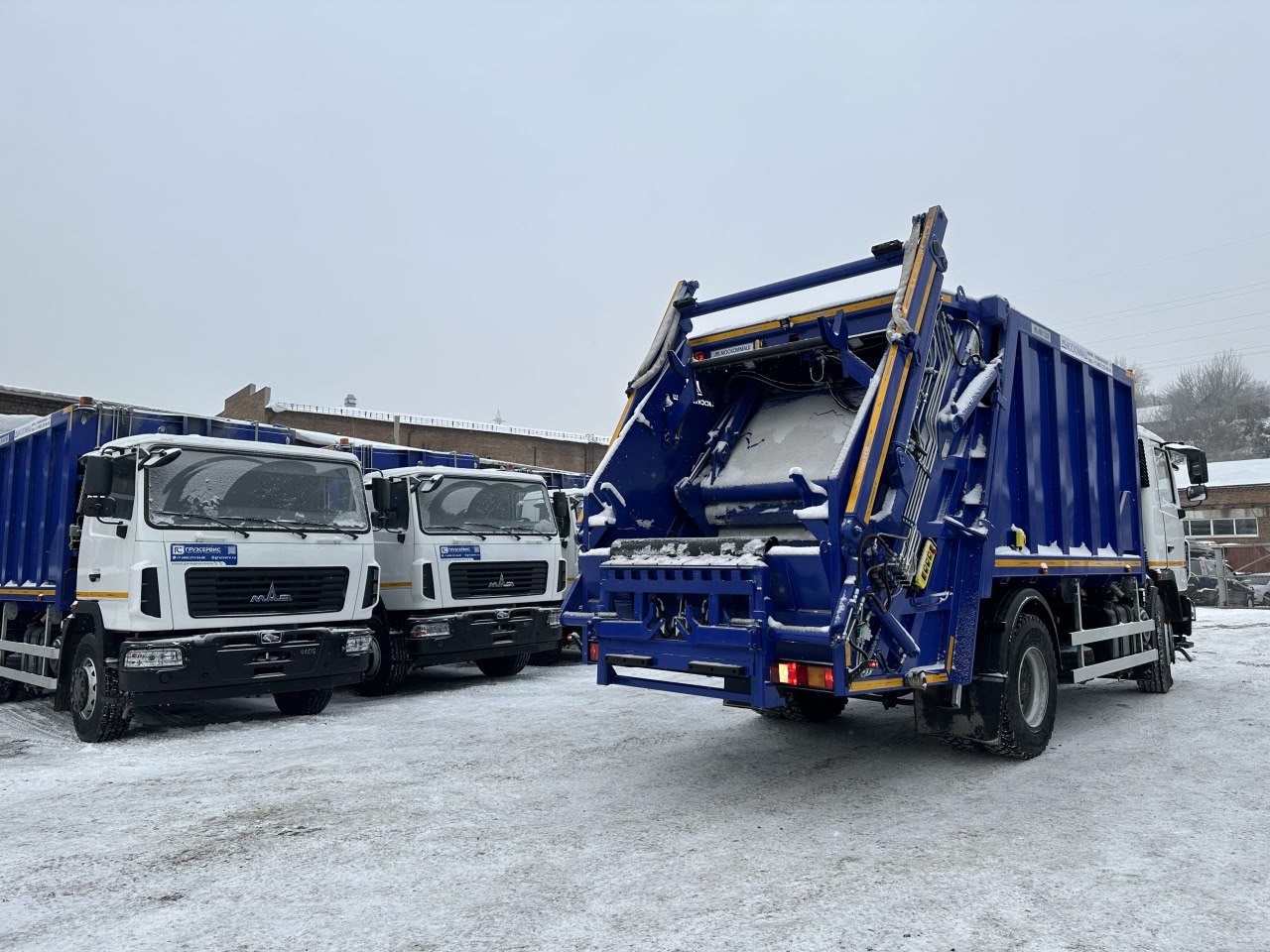 Для Красноярска дополнительно закупят 20 мусоровозов Сейчас в автопарке регоператора порядка 130 машин Первая партия из 9 машин уже готовится к выходу на маршруты в Советском и Октябрьском районах города Еще 11 поступят до февраля текущего года За один рейс мусоровозы способны отгрузить до 100 контейнеров и вывезти до 8 тонн отходов Техника предназначена как для работы с обычными контейнерами так и с мульдами для крупногабаритных отходов Обновление подвижного состава автопарка это прежде всего чистота во дворах своевременный вывоз отходов и снижение риска выхода техники из строя Одномостовые автомобили которые в ближайшее время выйдут на маршруты являются оптимальным вариантом для городской среды отметил министр экологии края Владимир Часовитин Больше оперативной информации в МАХ