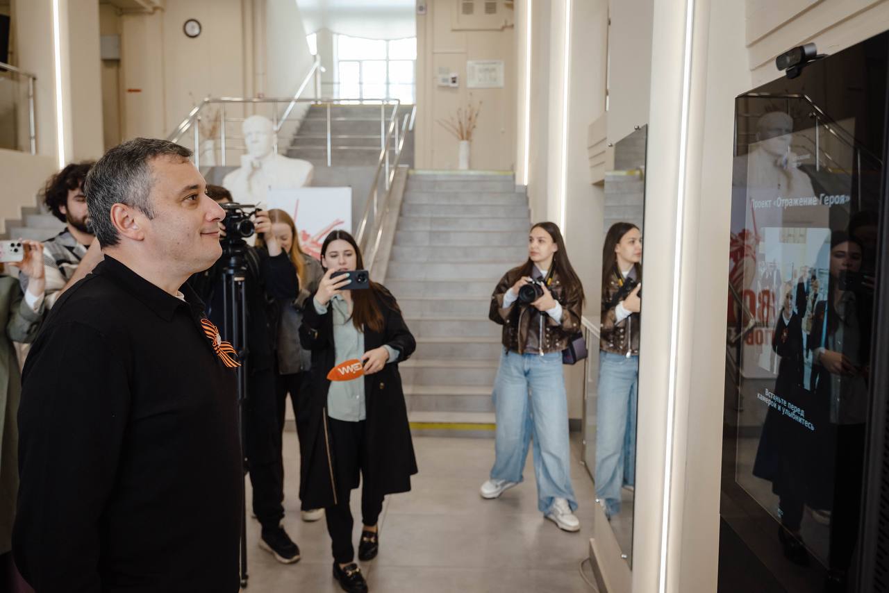 Курск принял флешмоб от NTechLab — российского лидера в разработке технологии распознавания лиц. Команда запустила проект «Отражение героя»: заглянув в камеру специальных терминалов можно увидеть, на кого из известных людей вы похожи. В базе уже находится более 2 тыс. фотографий. Знаменитые деятели в самых разных отраслях — начиная от военных и заканчивая артистами. Первые два терминала уже поступили в Курск. Один из них установлен в холле библиотеки им. Асеева, второй в ближайшее время появится на мемориале «Курская битва» в посёлке Поныри. Каждый желающий может заглянуть в объектив видеокамеры и увидеть своего знаменитого двойника. Меня система «породнила» с Юрием Толубаевым — советским актёром театра и кино. Даже во время блокады Ленинграда продолжал работать, поднимая боевой дух жителей. Базу данных лиц будут постепенно расширять, уже сейчас готовится отдельный сегмент по портретам героев современности, которые отметились в новейшей истории России. Подобные проекты не просто интерактивные развлечения. Это возможность узнавать историю страны и людей, которые прославляли её в разные времена! Совсем скоро в Курск прибудут ещё два терминала, все четыре — подарок региону от NTechLab. Искренне благодарю компанию за такое участие в развитии Курской области! Сам увидел первый восторг курян — уверен, такой интерактив будет пользоваться спросом! ХИНШТЕЙН. Подписаться.