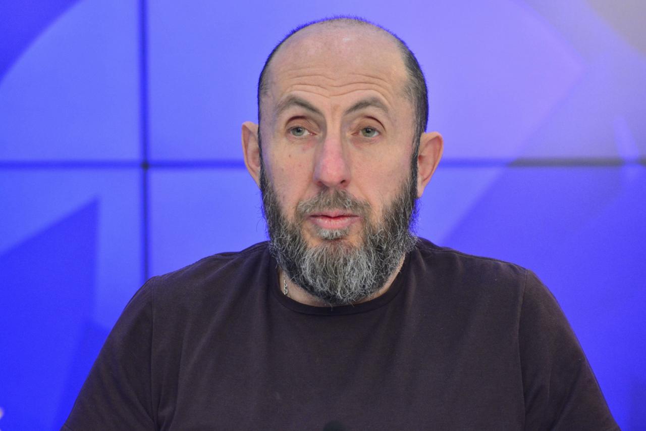 Против директора МХАТа и худрука Михайловского театра Владимира Кехмана завели новое дело, сообщает «Фонтанка». По ее данным, ему вменяют получение взятки «Мерседесом» за 27 млн руб.   Как утверждает издание, в деле также фигурирует Марат Каргинов – гендир компании-подрядчика, привлеченного к ремонту Михайловского театра.  По версии следтвия, в 2022 году Каргинов по договоренности с Кехманом оплатил покупку «Мерседес» V-класса. Машиной пользовался именно Кехман, пишет издание.