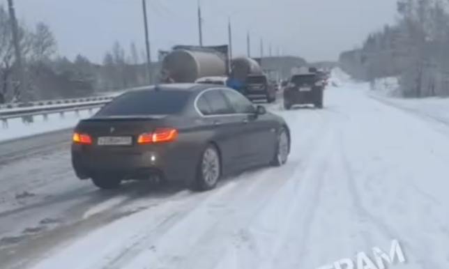 На трассе М-2 в Тульской области столкнулись 12 машин: движение затруднено     По предварительной информации, из-за сильного снегопада водитель автомобиля «Лада-Ларгус» не справилась с управлением. Машину развернуло поперек дороги.  ↗  Прислать новость   Подписаться