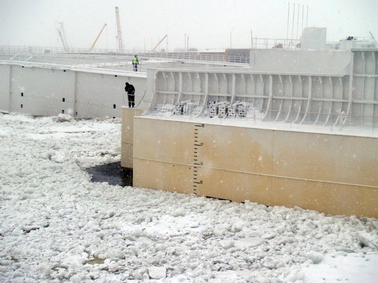 Более 11 000 человек смогут принять пункты временного размещения в Петербурге при паводке В Санкт Петербурге подготовлены 120 пунктов временного размещения которые могут принять свыше 11 000 человек в случае паводка Об этом ообщили в пресс служба городской администрации при этом власти не ожидают резкого роста уровня воды и серьезных подтоплений Весна 2025 года в Петербурге прошла спокойно подтоплений зафиксировано не было По многолетним наблюдениям паводка и ледовых заторов на Неве не происходит Уровень воды из за таяния снега весной растет плавно приводятся в сообщении слова губернатора Петербурга Александра Беглова По данным властей города мониторинг уровня воды ведется с девяти гидрологических постов На случай ЧС создан резервный фонд в 34 млрд руб и организована работа 157 гидротехнических сооружений Telegram dambaspb Telegram Max