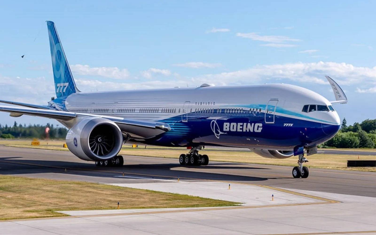 Boeing может задержать сертификацию 777X из за новых трудностей Boeing снова откладывает сертификацию своего флагманского 777X и на этот раз дебют модели 777 9 может перенестись на 2026 год Изначально сертификация и вывод самолёта на рынок планировались ещё в 2020 году затем срок сдвигался на 2025 год Гендиректор компании Келли Ортберг заявил что несмотря на отсутствие новых технических проблем процесс сертификации остаётся серьёзным препятствием впрочем ничего нового для этой программы На прошлой неделе авиаконцерн получил одобрение FAA на тестирование шума B777 9 В общей сумме в сертификации участвуют пять самолётов что стало важным этапом для программы после выявленных ранее повреждений Задержка процесса стала ударом для компании так как каждый день промедления несёт финансовые потери Несмотря на трудности заказчики включая Cathay Pacific не теряют интереса к 777 9 В августе 2025 года авиакомпания добавила 14 лайнеров в свой портфель заказов В целом число заказанных самолётов данной модели перевалило за 550 Важно понимать что каждый день задержки в запуске 777X может стоить Boeing не только денег но и рыночной доли В условиях где конкурент Airbus не сбавляет оборотов Boeing должен решить проблему сертификации как можно скорее чтобы сохранить свою позицию в этой ожесточённой гонке Читать полностью или Обсудить с SkyMoments AI SkyMoments Всё про Авиацию