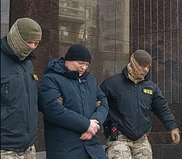 Новости Челябинска Челябинский областной суд заключил под стражу вице губернатора Андрея Фалейчика Челябинский областной суд утвердил меру пресечения в виде заключения под стражу для вице губернатора Андрея Фалейчика Чиновник был задержан в феврале сообщает источник паблика Челябинск 1 По данным Следственного комитета РФ Фалейчику предъявлено обвинение в получении взятки в размере 1 88 млн рублей Преступление как полагает следствие было совершено в период с 2021 по 2023 год когда обвиняемый занимал должность главы Копейска Согласно материалам дела взятка была получена от директора коммерческой организации В обмен на денежные средства чиновник обеспечил заключение договора долгосрочной аренды имущественного комплекса детского лагеря Юность Мы в MAX Подписаться Прислать подробнее на канале Новости Челябинска