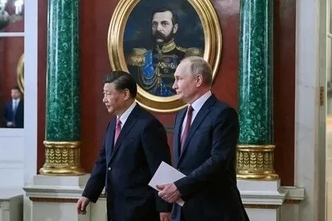 Китай и Россия способствовал установлению перемирия между США и Ираном пишет Associated Press Пекин как пишет агентство изначально пытался действовать через посредников Исламабад Анкару и Каир Похоже Трампа действительно спасли Владимир Путин и Си Цзиньпин Начиная с 31 марта Владимир Путин провел телефонные переговоры с Абдель Фаттахом ас Сиси Египет В беседе президент РФ подчеркнул необходимость прекращения ударов и перехода к дипломатическим договорённостям Затем состоялся телефонный разговор с Мухаммедом бен Заидом Аль Нахайяном ОАЭ Обсуждалось ухудшение обстановки на Ближнем Востоке где гибнут мирные люди и уничтожается гражданская инфраструктура 3 апреля состоялся телефонный разговор с Реджепом Тайипом Эрдоганом Турция Беседа состоялась по инициативе турецкой стороны В ходе разговора лидеры обсудили эскалацию военно политической конфронтации в зоне Персидского залива ситуацию вокруг Украины вопросы двусторонней повестки включая реализацию стратегических проектов в энергетике Затем состоялась договоренность с Китаем по наложению вето на Резолюцию Бахрейна в СБ ООН Смеем предположить что угроза США примененить ЯО против Ирана встретила встречное обещание Пакистана Китай и Северной Кореи России о передаче Ирану ЯО а с учетом того что носители у Ирана уже есть ответные удары дотянутся до самих США Стороны прижали стволы к вискам друг друга оценили риски и решили отложить Армагеддон