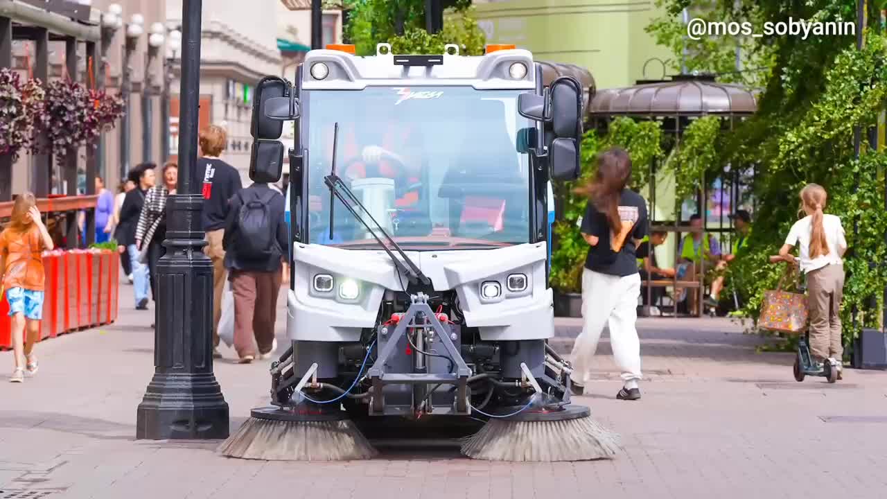 В Москве начались испытания электрических подметально-вакуумных машин