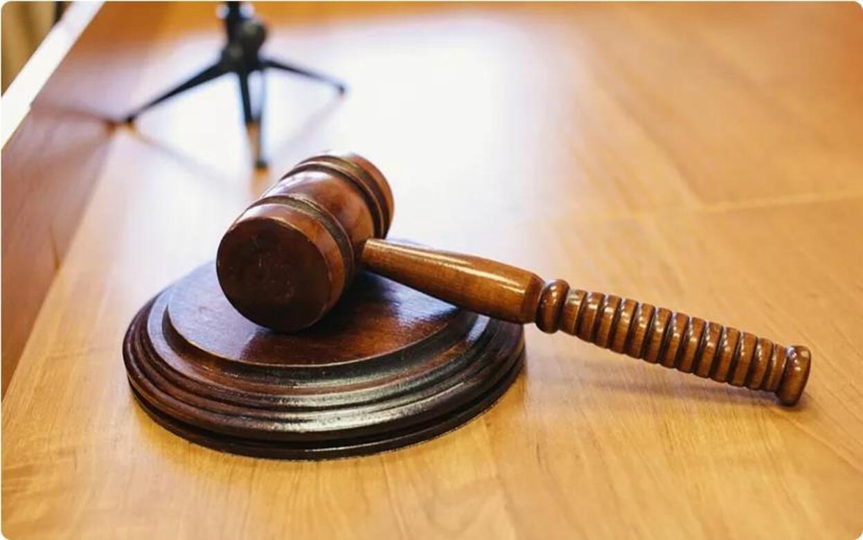 Фиктивный руководитель пяти фирм Прокурор Октябрьского района города Ижевска утвердил обвинительное заключение в отношении 38 летнего жителя столицы Удмуртии сообщили в надзорном ведомстве Мужчину обвиняют по части 1 статьи 173 2 УК РФ за Незаконное использование документов для образования юридического лица Следствие установило что в период с марта по апрель 2024 года обвиняемый по предложению неустановленного лица согласился формально стать руководителем пяти организаций Для оформления документов в налоговом органе он предоставил паспорт и заявление о внесении сведений в ЕГРЮЛ при этом не намереваясь заниматься деятельностью компаний В ходе расследования мужчина полностью признал вину Сведения внесенные в ЕГРЮЛ признаны недостоверными Уголовное дело направлено в Октябрьский районный суд Ижевска для рассмотрения по существу izhlife ru Ижевск Удмуртия