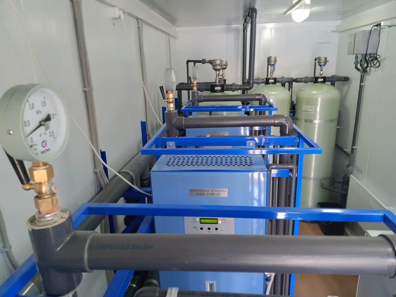 В этом году двух селах Иланско Нижнеингашского муниципального округа проведут капитальный ремонт водопровода в селе Южно Александровка отремонтируют более 6 5 тыс метров водопроводной сети заменив старые стальные и чугунные трубы на новые полиэтиленовые диаметром 110 мм в селе Новониколаевка реконструируют более 9 2 тыс метров старого стального водопровода проложат новые полиэтиленовые трубы диаметром 160 и 110 мм Замена сетей позволит обеспечить жителей качественным водоснабжением снизит угрозу аварийных ситуаций повысит надёжность коммунальной инфраструктуры Также сети обновят в Уяре посёлке Подгорный ЗАТО Железногорск в посёлке Солонцы Кроме того продолжатся начатые в прошлом году работы по замене водопровода в Норильске Обновление проводится в рамках нацпроекта Инфраструктура для жизни Больше оперативной информации в МАХ