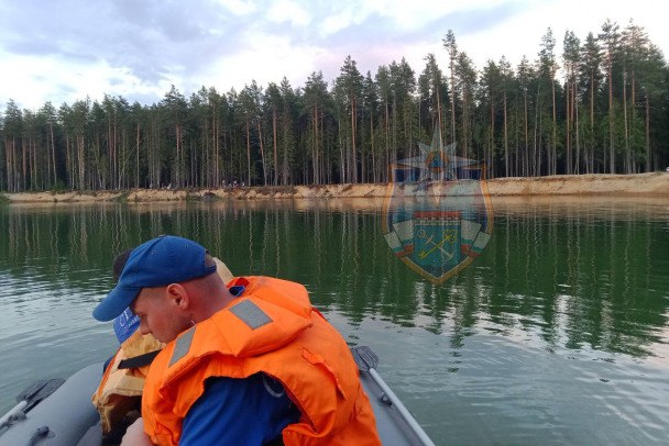 Спасатели достали из карьера Запстрой под Всеволожском утонувшего мужчину Как сообщает Аварийно-спасательная служба 47-го региона, вечером 20 июля поступила информация об утонувшем мужчине в карьере Запстрой около деревни Карро под Всеволожском. Спасатели провели поисковые работы и обнаружили погибшего. Утонувший доставлен на берег и передан сотрудникам полиции. На место выезжали специалисты ПСО города Шлиссельбург. Telegram-канал Аварийно-спасательной службы Ленобласти