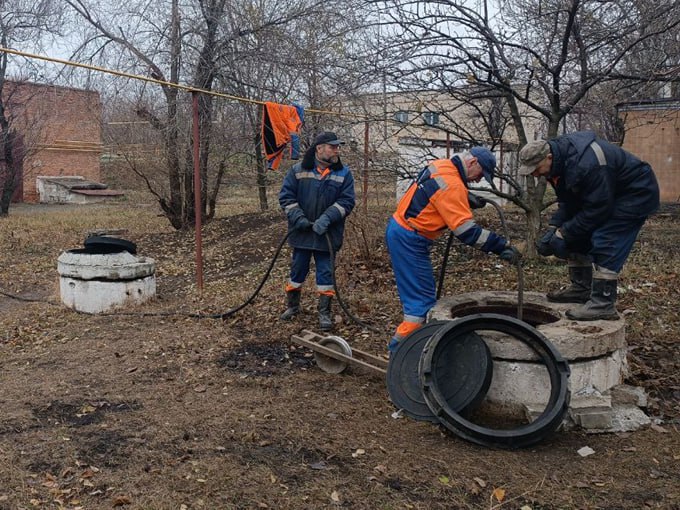 Штаб по тепло- и водоснабжению ДНР:  За прошедшие дни  28-29 декабря  устранена 291 авария на сетях водоснабжения и водоотведения Донбасса. Работали порядка 90 аварийных бригад.   Доставлено жителям и в котельные более 3000 куб. м воды.  На сетях теплоснабжения за минувшие выходные зарегистрировано 23 аварии, 21 из которой устранена. В аварийных работах задействованы 25 бригад. Всего для подпитки теплосетей подвезено порядка 7300 куб. м воды.