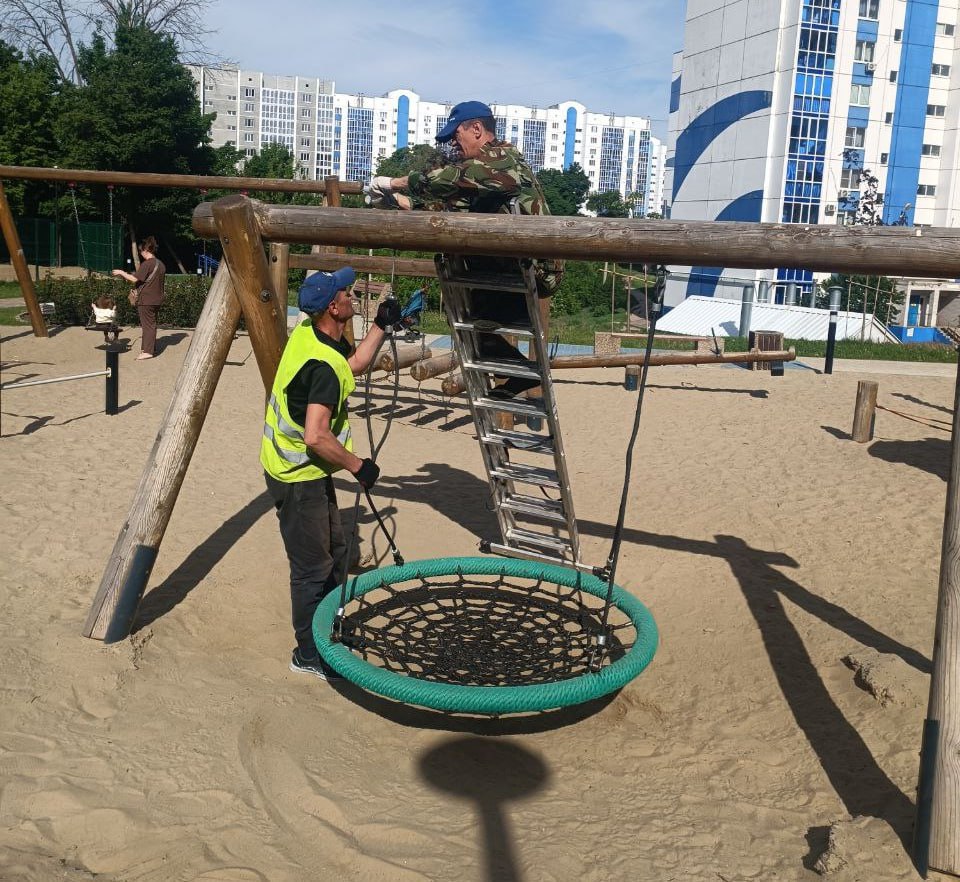 Чистоту и порядок организуют в курских парках 42 специалиста и 12 единиц техники В комитете городского хозяйства рассказали, что ежедневные мероприятия по наведению опрятности в местах отдыха и прогулок областного центра продолжаются. Сегодня 42 человека и 12 машин убираются в парках, скверах и других общественных пространствах. Подрядчик также уделяет внимание зелёным насаждениям и архитектурным формам. Фото: администрация города Курска.