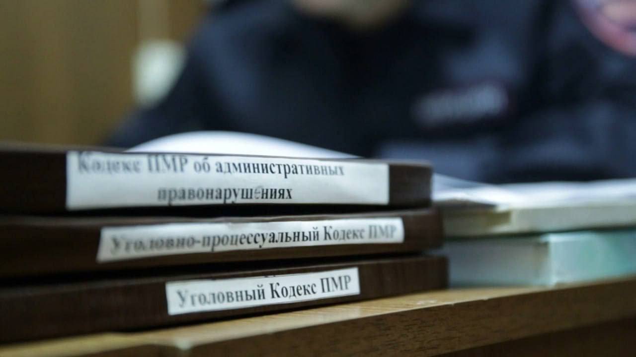 Девушку в состоянии комы доставили в больницу Жительница Дубоссарского района ей 14 лет отправилась 1 января к друзьям в соседнее село отметить Новый год В компании молодых людей угощали различными яствами Было на столе и спиртное Со слов участников праздника девушка попробовала наливку домашнего приготовления выпила немного В какой то момент ей стало плохо она потеряла сознание Присутствующие вызвали скорую помощь Пациентку в состоянии комы госпитализировали в реанимационное отделение районной больницы Вечером 2 января несовершеннолетняя в тяжёлом состоянии была транспортирована в медучреждение г Кишинёв В ситуации разбираются правоохранители устанавливают все детали и обстоятельства произошедшего Биопробы участников застолья направлены на исследование также назначен ряд экспертиз По итогам доследственной проверки будет принято соответствующее процессуальное решение в порядке установленном действующим законодательством Пресс центр МВД ПМР