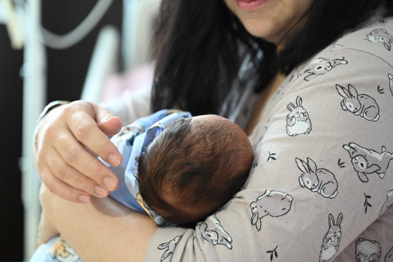 В Челябинске врачи помогли родить женщине с 20 сантиметровой опухолью матки Врачам клиники ЮУГМУ удалось сохранить ребенка у пациентки с гигантской миомой матки Они успешно провели кесарево сечение и удалили опухоль сохранив орган Маму и малыша уже выписали домой Он стал третьим ребенком в семье Миому матки размером 20 сантиметров обнаружили на ранних сроках беременности Это создавало риски для пациентки и ребенка Миома матки встречается у беременных женщин в 5 случаев Это может вызывать серьезные проблемы со здоровьем стать причиной преждевременных родов задержки роста у плода и поставить под угрозу вынашивание беременности прокомментировала завотделением клиники ЮУГМУ Наталья Динер Женщину взяли под наблюдение в роддоме клиники ЮУГМУ на 36 неделе беременности а когда малыш подготовился к родам прооперировали Он родила здорового мальчика весом 3730 граммов и ростом 52 сантиметра Подписаться на vecherchel Голосовать за канал