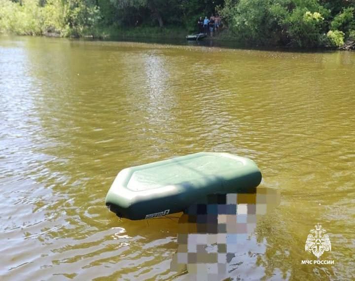 В жару всё чаще рыбаки и владельцы маломерных судов выходят на воду. Пренебрежение правилами безопасности уже привели к гибели двух человек в Новосибирской области. Несоблюдение правил безопасности на рыбалке стало причиной гибели мужчины в Первомайском районе Новосибирска. 2 июня в протоке реки Обь вблизи садового товарищества «Тополёк» очевидцы заметили перевернутую резиновую лодку с мужчиной за бортом. Спасатели МАСС извлекли из воды тело, запутанное в рыболовных сетях. Установлено, что на рыбаке не было спасательного жилета. Другая трагедия произошла 18 мая в селе Венгерово. Мужчину без признаков жизни полицейские обнаружили в старице Пономарёвское. Основные причины происшествий на воде: отсутствие на людях спасательных жилетов при эксплуатации маломерных судов и оставление без присмотра детей во время отдыха у водоема. МЧС России напоминает: для рыбалки выбирай пологие склоны; не садись в лодку без спасжилета; купайся только на официальных пляжах; не оставляй детей без присмотра.