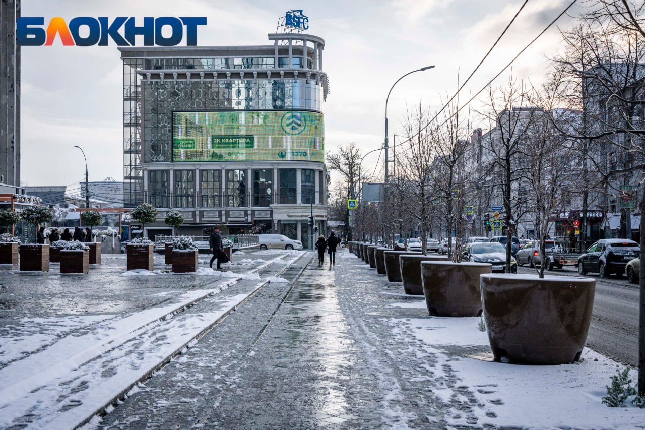 За неделю 600 краснодарцев получили травмы из-за гололеда  Только в Краевую клиническую больницу скорой медицинской помощи с 16 по 20 февраля с «ледовой» травмой обратилось 292 человека, из них – 125 детей.   По сравнению с прошлым годом, в период пиковых «гололедных» нагрузок, число обращений за медицинской помощью взрослого населения увеличилось на 23%, детей – в 1,5 раза, - сообщил министр здравоохранения Кубани Евгений Филиппов.   ‍Работа  Авто    Глэмпинг