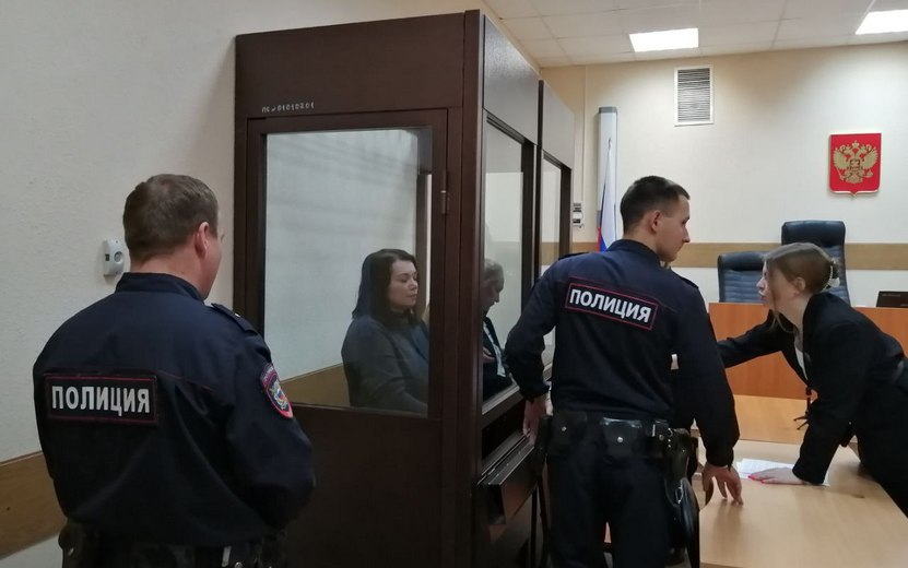 5 лет для замминистра Суд вынес приговор экс замминистра здравоохранения Удмуртии Наталье Кропочевой которая признана виновной в получении взяток и злоупотреблении полномочиями Напомним по версии следствия в 2021 2023 годах Кропочева занимая пост главврача Городской клинической больницы 2 Ижевска а затем замминистра здравоохранения республику через посредника получила 1 3 млн руб от представителя ритуальной компании Взамен она способствовала заключению договоров на транспортировку тел умерших пациентов и передавала сведения о них для организации похорон Кроме того в 2024 г подсудимая фиктивно трудоустроила знакомую на должность врача за что та незаконно получила более 100 тыс руб в качестве зарплаты С учетом смягчающих обстоятельств признание вины состояние здоровья наличие несовершеннолетнего ребенка суд приговорил Кропочеву к 5 годам колонии общего режима и штрафу в 1 3 млн руб Фото Объединенная пресс служба судейского сообщества Удмуртии izhlife ru Удмуртия Ижевск