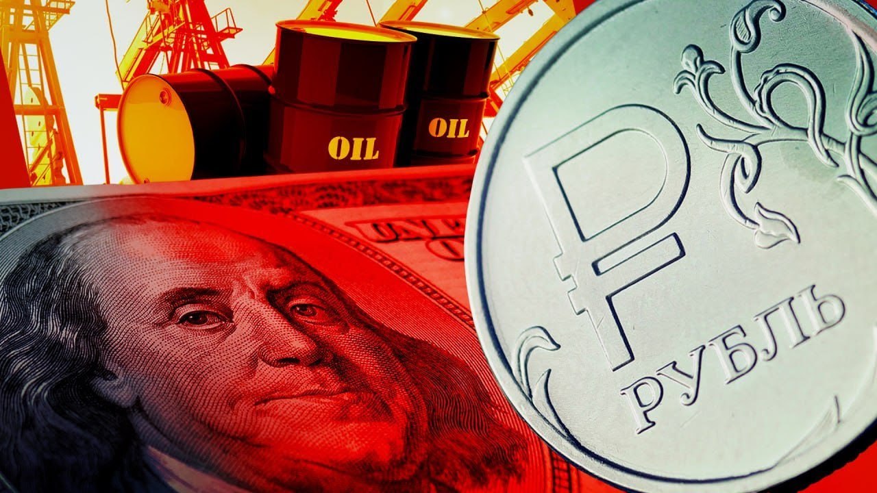 Федеральный бюджет потенциально может недополучить 0 5 0 7 ВВП доходов по сравнению с действующим планом говорится в макроэкономическом прогнозе АКРА на 2026 2028 годы Дефицит казны может составить 2 2 2 7 ВВП после 2 6 в 2025 в плане Минфина на этот год дефицит на уровне 1 6 ВВП Это связано с тем что цена на российскую нефть в 2026 может оказаться существенно ниже 59 барр базовой цены используемой в бюджетном правиле для планирования госрасходов что означает траты из ФНБ По этой же причине прогноз по курсу при прочих равных должен содержать ослабление рубля по сравнению со среднегодовым уровнем 2025 полагает автор прогноза старший директор группы суверенных и региональных рейтингов АКРА Дмитрий Куликов В то же время баланс спроса и предложения на мировом рынке согласно базовому сценарию вероятно начнет восстанавливаться в начале 2027 и тогда начнется обратное движение бюджетного дефицита и курса По сравнению со среднегодовой налоговой ценой 56 барр в 2025 речь может идти приблизительно о 50 барр в 2026 Такой сценарий вероятен из за двух противоположных тенденций отмечается в прогнозе С одной стороны возможно сохранение относительно низких мировых цен в частности среднегодовой цены марки Brent на уровне около 60 63 барр С другой стороны после адаптации к новому режиму санкций и очередного изменения логистики вероятно очередное снижение дисконтов цены российской экспортной нефти к уровням наблюдавшимся на начало 2025 до 8 10 считают в АКРА В случае снижения геополитической напряженности на горизонте прогноза уменьшение дисконтов может быть заметнее полагает эксперт На этом фоне курс рубля может ослабнуть до диапазона 87 4 92 9 в 2026 г после 83 6 в 2025 инфляция будет в диапазоне 5 5 5 а средняя ключевая ставка снизится до 12 0 13 после 16 в среднем в 2025 следует из прогноза АКРА Инвестиции в основной капитал замедлятся до 0 2 1 после 0 5 0 8 ожидают в АКРА Динамика индекса промпроизводства при этом будет положительной рост показателя составит 1 1 1 9 после 0 7 1 в 2025 В таких условиях рост ВВП может составить 0 8 1 4 после 0 8 1 в 2025 официальные данные за 2025 еще не опубликованы ожидает эксперт АКРА Прежний прогноз подготовленный летом предполагал рост ВВП на 1 5 инфляцию на конец года на уровне 4 5 В конце января обновил свой макропрогноз и Центр макроэкономического анализа и краткосрочного прогнозирования ЦМАКП Его эксперты ожидают более низких темпов роста ВВП чем АКРА и правительство 0 5 0 9 в декабре оценка была на уровне 0 9 1 2 Инфляция при этом в прогнозе ЦМАКПа заложена выше 6 6 2 после ожидавшихся в декабре 4 7 5 0 Официальный прогноз Минэка предполагает в 2026 рост ВВП на 1 3 инфляцию 4 Банк России ожидает динамику экономики в диапазоне 0 5 1 5 инфляцию 4 5 Этот год в России может стать первым годом после периода 2017 2018 когда монетарная политика будет стимулирующей а бюджетная одновременно сдерживающей полагают в АКРА Это означает что меры бюджетной политики будут прямо или косвенно создавать меньший спрос чем в 2025 а меры монетарной политики напротив больший По оценке АКРА в действующей конструкции бюджетных правил объем ликвидной части ФНБ может снизиться примерно до 1 ВВП на горизонте двух лет По оценке Минфина на 1 января 2026 объем ликвидных активов ФНБ составил эквивалент 4 085 трлн 1 9 ВВП прогнозируемого на 2025 Одно из важнейших ограничений для темпов роста российского ВВП и одна из причин ускоренного роста потребительских цен дефицитность рынка труда говорится в прогнозе АКРА Она выражается в рекордно низкой безработице и относительно высоком росте средней заработной платы явлениях не позволяющих наращивать занятость населения На горизонте прогноза демографические тренды не помогут в решении этой проблемы во всех сценариях эксперты видят снижение естественного прироста и сокращение численности трудоспособного населения