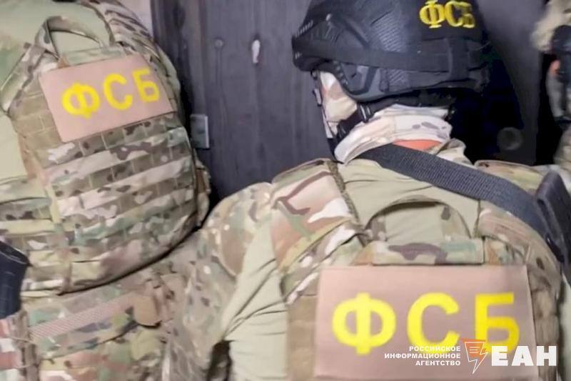ФСБ задержала главу «Агентства развития туризма» в Челябинской области  В Челябинской области задержали председателя региональной организации «Агентство развития туризма»  Златоуст  Дину Шведкину.На нее завели уголовное дело о мошенничестве в крупном размере, сообщили в УФСБ.  По данным следствия, Шведкина заключила государственный контракт на строительство информационного центра на туристическом маршруте Косотур по искусственно завышенной стоимости. В период с ноября 2023 года по июль 2025-го женщина, используя преступную схему, похитила как минимум 700 тыс. рублей – это только по одному эпизоду. Деньги на строительство были выделены правительством Челябинской области в рамках реализации национального проекта «Туризм и индустрия гостеприимства». Сумма субсидии составила более 6,8 млн рублей.  «Проводятся следственные действия по закреплению доказательной базы, установлению и документированию иных возможных фактов ее противоправной деятельности», - рассказали в УФСБ России по Челябинской области.