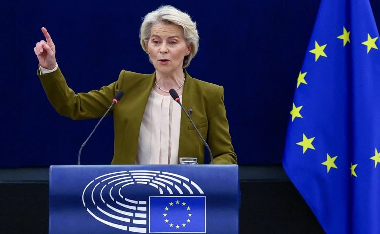 Семь стран Евросоюза обратились к главе Еврокомиссии Урсуле фон дер Ляйен и председателю Европейского совета Антониу Коште с призывом ускорить принятие решения по репарационному кредиту Украине за счет активов России Об этом пишет Politico Время имеет существенное значение Приняв решение о репарационном кредите в Евросовете в декабре мы получим возможность поставить Украину в выгодное положение для самозащиты и ведения переговоров о справедливом и прочном мире указано в письме Под документом подписались Эстония Литва Латвия Польша Финляндия Швеция и Ирландия Фото Yves Herman Reuters РБК в Telegram и MAX