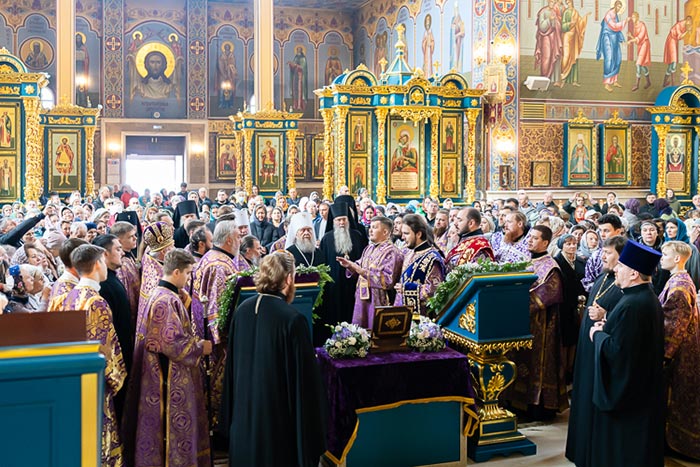 Мощи святой блаженной старицы Матроны Московской прибыли в Астану  Их пребывание в Казахстане приурочено к двум важным датам:    25-летию образования Астанайской и Алма-Атинской епархии    предстоящему 15-летию утверждения канонического статуса Митрополичьего округа  "О многочисленных чудесах, происходящих по молитвам блаженной старицы, пишут книги и снимают документальные фильмы.  Ежедневно в Покровском ставропигиальном монастыре Москвы к мощам святой Матроны выстраивается огромная очередь паломников из разных стран", - сказал митрополит Астанайский и Казахстанский Александр.