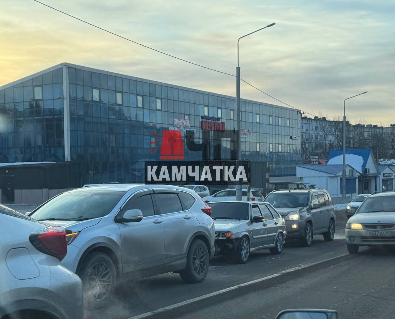 На Горизонте собрался «паровозик»  Напротив ТЦ Меркурий произошло столкновение трех автомобилей. Об этом сообщает подписчик «ЧП Камчатка»  Одна полоса занята. Движение затруднено.