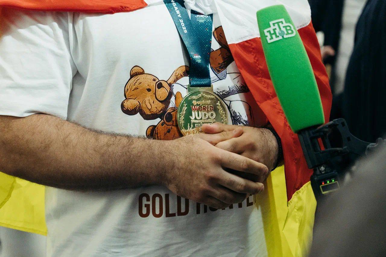 Чемпион мира Инал Тасоев прилетит в Северную Осетию 2 июля. Встретить его смогут все желающие  Дзюдоист вернется в Северную Осетию после победы на чемпионате мира. Рейс с Тасоевым приземлится в Беслане 2 июля в 11:00. Встретить чемпиона смогут все желающие.  Напомним, 2 июля в Будапеште Тасоев завоевал вторую в своей карьере золотую медаль чемпиона мира. В финале он победил Гурама Тушишвили.  Фото сделаны в московском аэропорту, где ранее встретили Тасоева и других спортсменов-дзюдоистов