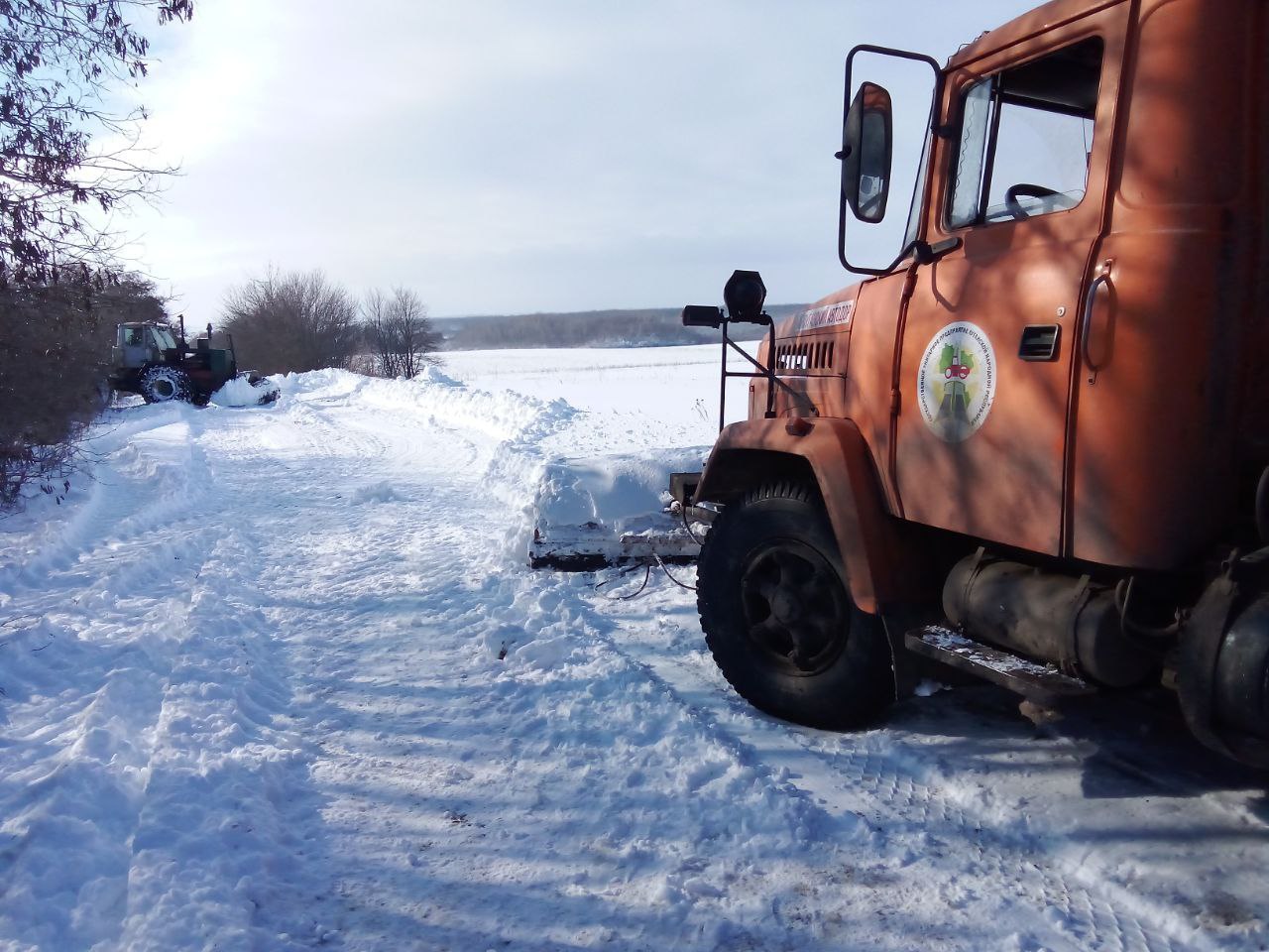 За двое суток дорожники очистили от снега почти 2,5 тыс км автодорог и обработали противогололедными материалами более 16,5 млн. м2 дорожного покрытия, сообщили в Минтрансе ЛНР.  Израсходовано более 1,6 тыс. тонн противогололедных материалов  смесь песка и соли технической , задействована 61 единица спец техники и 79 человек личного состава.  Работы по зимнему содержанию дорог продолжаются в круглосуточном режиме.   Отметим, что ГУП ЛНР «Луганский автодор» обслуживает дороги межмуниципального значения протяженностью 1818,97 км, местного значения протяженностью 1975 км.