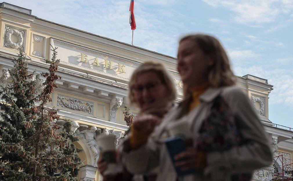 Чистая прибыль банков по итогам 2025 года может составить рекордные 4 трлн руб говорится в обзоре рейтингового агентства Национальные кредитные рейтинги с которым ознакомился РБК Это больше показателя 2024 го когда банки заработали 3 8 трлн руб что стало лучшим результатом за всю историю Новый рекорд по прибыли возможен только при росте курса доллара следует из обзора Подробнее в подписке РБК Фото Андрей Любимов РБК Следить за новостями РБК в Telegram