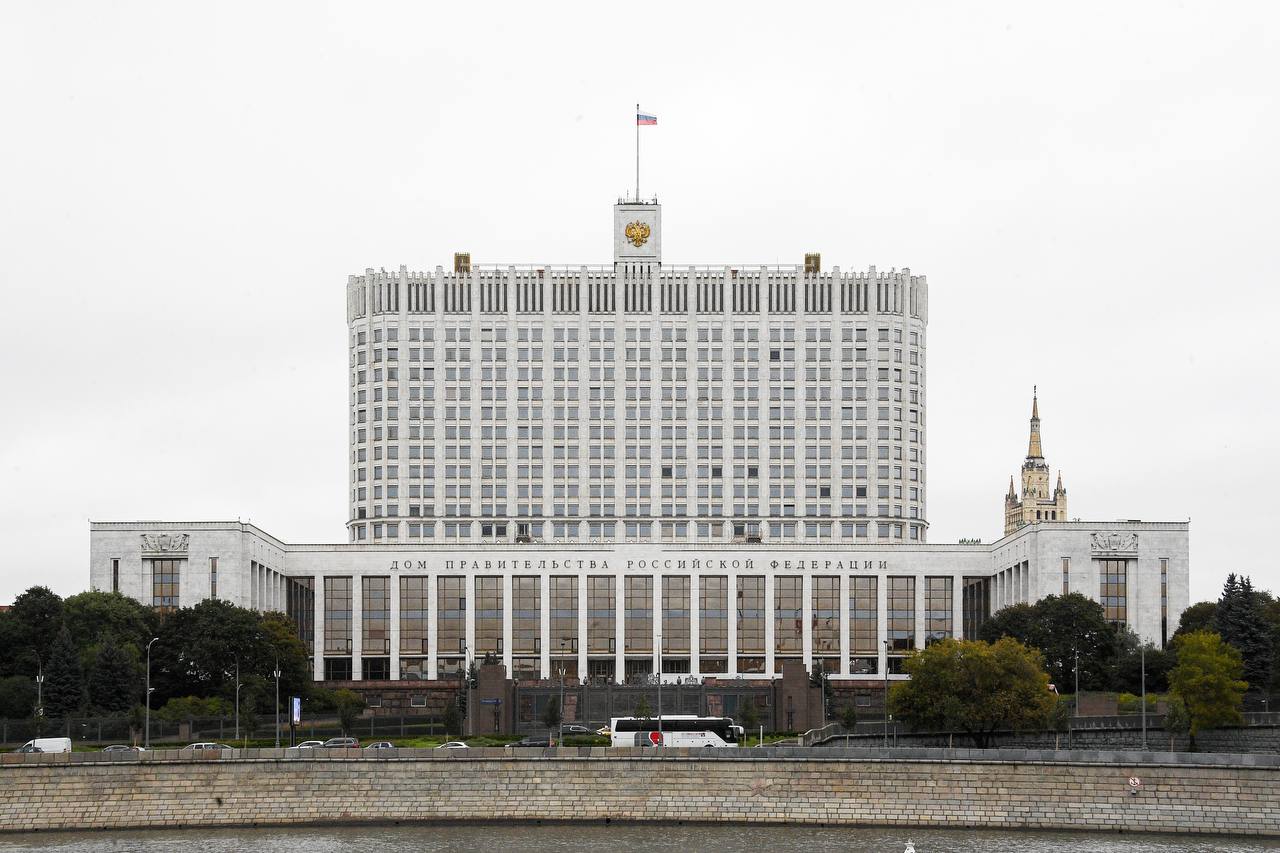 Правительство профинансирует развитие системы пространственных данных в новых регионах   Правительство продолжает работу по созданию условий для полноценной интеграции новых регионов в состав России. Одно из направлений касается учета и регистрации объектов недвижимости в ДНР, ЛНР, Запорожской и Херсонской областях. Председатель Правительства подписал распоряжение о выделении средств на эти цели.   Благодаря федеральному финансированию в Едином государственном реестре недвижимости  ЕГРН  появится информация о более чем 300 тыс. объектах недвижимости, расположенных в новых регионах. Такой работой займутся специалисты публично-правовой компании «Роскадастр».  #регионы