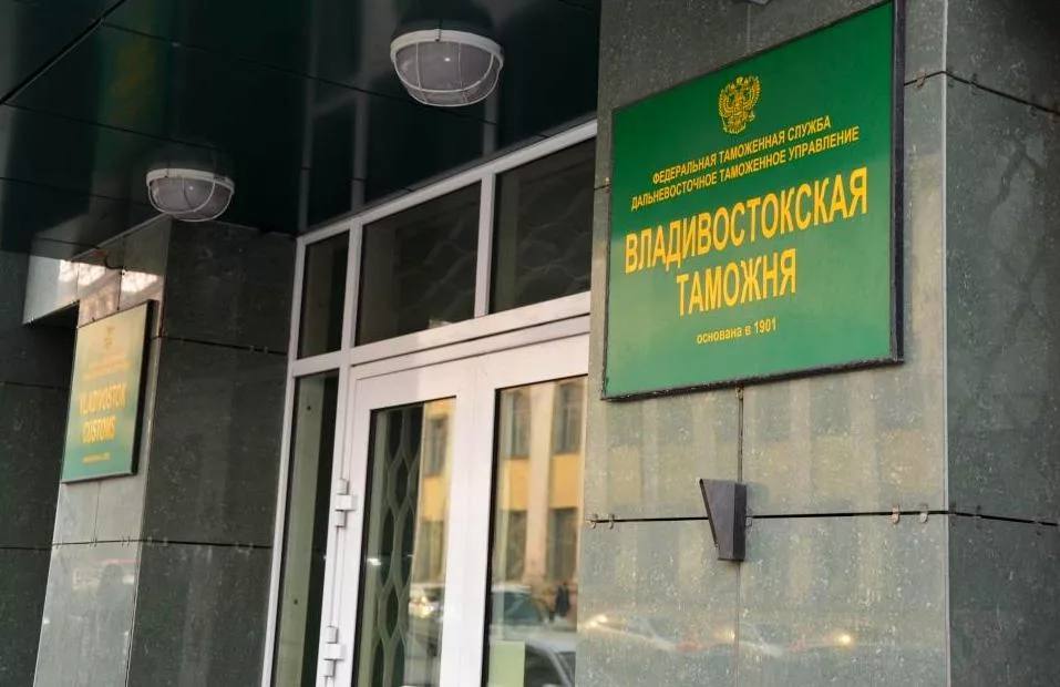 Во Владивостоке вынесен обвинительный приговор двум бывшим сотрудницам таможни за получение взяток Фрунзенский районный суд города Владивостока Приморского края вынес обвинительный приговор двум бывшим инспекторам отдела таможенных платежей Владивостокской таможни. В суде установлено, что 47 – летняя жительница Владивостока в период с августа 2017 года по сентябрь 2022 года, будучи сотрудником таможни, получила переводами на банковскую карту, а также через посредника - 41 – летнюю знакомую, бывшую сотрудницу таможенного органа, денежные средства в общей сумме 733 тыс. рублей в качестве взяток от представителей компаний, осуществляющих внешнеэкономическую деятельность. Вознаграждение предназначалось за общее покровительство и ускоренный, беспрепятственный выпуск таможенных деклараций на товары организаций. В зависимости от роли и степени участия в совершении преступлений, женщины осуждены по п. «в» ч. 5 ст. 290 УК РФ, ч. 2 ст. 290 УК РФ получение должностным лицом взятки, в том числе через посредника в крупном размере, а также в значительном размере, за совершение действий в пользу взяткодателя и представляемых им лиц, если указанные действия входят в служебные полномочия должностного лица и п. «б» ч. 3 ст. 291.1 УК РФ посредничество во взяточничестве в крупном размере, выразившееся в непосредственной передаче взятки . С учетом позиции государственного обвинителя Приморской транспортной прокуратуры и представленных им доказательств суд приговорил одну из них к 8 годам лишения свободы с отбыванием в исправительной колонии общего режима со штрафом в размере 5,5 млн рублей и конфискацией суммы взятки, вторую - к 5 годам лишения свободы условно с испытательным сроком 4 года. Они также лишены классных чинов и права занимать определенные должности на 6 лет и 3 года соответственно. Приговор не вступил в законную силу. В отношении двух взяткодателей ранее постановлены обвинительные приговоры, в отношении третьего - уголовное дело находится на рассмотрении в суде.
