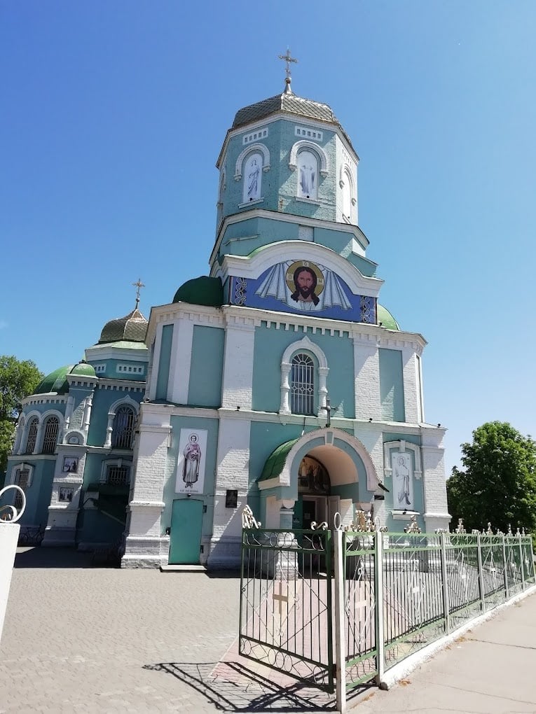 2 сентября сторонники раскольнической Православной церкви Украины взяли под контроль Свято-Успенский собор — Союза православных журналистов  Клирик Роман Лычак открыл страницу общины на Facebook, разместил фотографии церкви и добавил к её названию обозначение ПЦУ. Он также перерегистрировал православный приход, став его директором.  Храм находится в Золотоноше Черкасской области и принадлежит канонической Украинской православной церкви.    Подписывайся на "Голос страны"