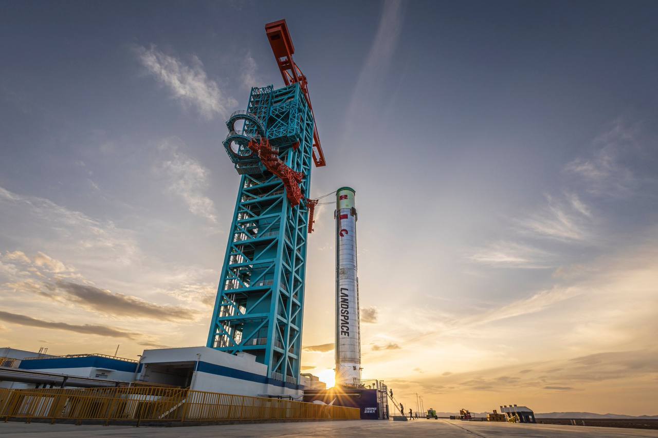 Компания LandSpace провела прожиг «китайского клона Falcon 9 из стали и на метане», ракеты Zhuque-3, которая имеет хорошие шансы стать первым многоразовым ускорителем в Китае. Дебютный запуск планируется к концу года, а первые тесты посадки в 2026.