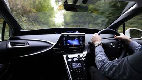 Автостат В этом году в Россию ввезли более 185 тысяч легковых автомобилей с правым рулем За 10 месяцев 2025 года ввезено 185 6 тысяч легковых автомобилей с правым расположением руля Это на 8 меньше чем за аналогичный период прошлого года Практически весь объем ввезенных праворульных автомобилей старше 3 лет 98 5 Лишь 2 6 тысяч штук 1 5 ввезены в возрасте до 3 лет соответственно растаможены как новые автомобили В лидерах среди ввезенных праворульных автомобилей Toyota 64 тыс шт и Honda 53 2 тыс шт Суммарно на эти две марки приходится почти две трети от общего объема импорта В топ 5 также входят Nissan 11 тыс шт Suzuki 10 8 тыс шт и Subaru 10 8 тыс шт