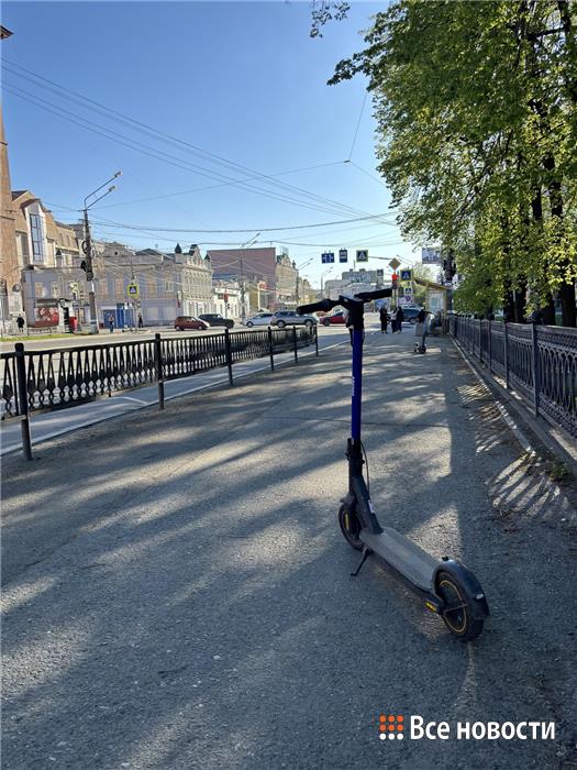 В Нижнем Тагиле отключат все прокатные самокаты В центре города введут временный запрет на езду на электросамокатах и других средствах индивидуальной мобильности. Как уточнил ИА «Все новости» начальник местного отдела Госавтоинспекции Сергей Бернгардт, с сервисами аренды «МТС Юрент» и «Lite» договорились об отключении всех прокатных самокатов во время репетиции парада 6 мая и праздничных мероприятий 9 мая. Запрет связан с обеспечением безопасности всех участников Дня Победы, а также пешеходов и автомобилистов. Покататься на арендованном самокате нельзя будет на проспектах Ленина, Строителей и Мира, улицах Первомайская, Горошникова, Пархоменко, Вязовская, Карла Маркса и других. Формально проезд на личных электросамокатах также запрещен, но отследить их передвижение практически невозможно. Власти рекомендуют отказаться от поездок на этих устройствах в праздничные дни. Сообщить новость: Наш сайт Новостная телега