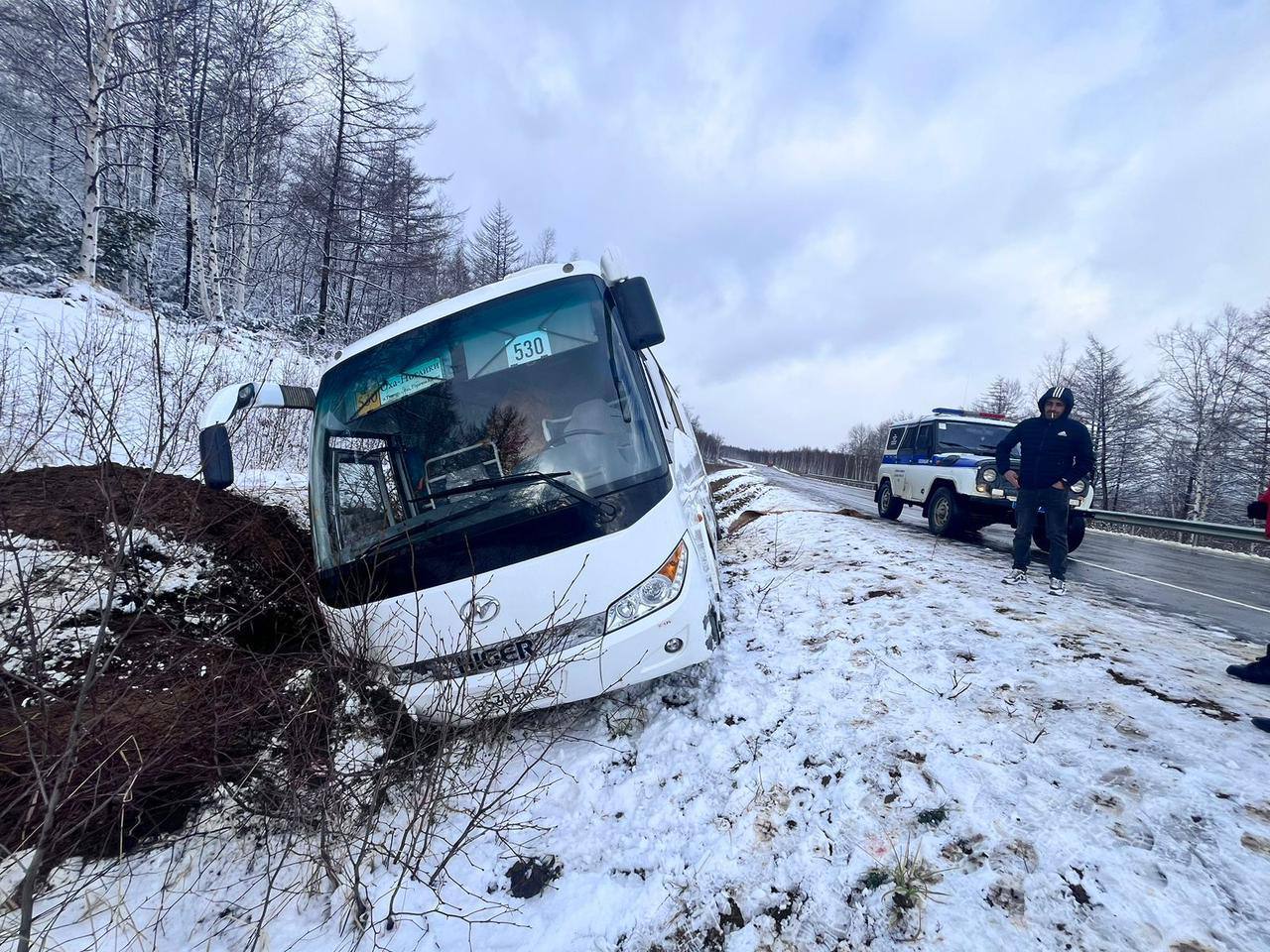 Происшествие с участием автобуса в Охинском районе  26 октября в 11 часов 50 минут на 794 километре автодороги «Южно-Сахалинск-Оха» произошло дорожно транспортное происшествие.  По предварительным данным, водитель пассажирского автобуса «Huyndai», следовавшего по маршруту N 530 «Оха-Ноглики», при совершении маневра обгона попутного транспортного средства, не справился с управлением и допустил съезд с проезжей части дороги.   В дорожно-транспортном происшествии ни кто не пострадал.   В настоящее время к месту ДТП выехал другой автобус, который доставит пассажиров к пункту назначения.