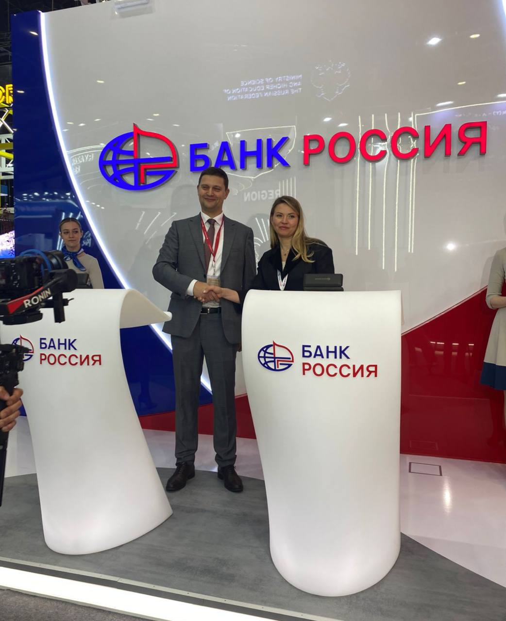 18 июня 2025 года в рамках ПМЭФ-2025 произошло ещё одно важное событие: между АО «АБ «РОССИЯ» и Ассоциацией развития возобновляемой энергетики было подписано соглашение о сотрудничестве, целью которого является развитие взаимодействия в сфере возобновляемой энергетики. Председатель Правления Банка «РОССИЯ» Татьяна Полинко отметила: «Развитие возобновляемой энергетики – одной из важнейших направлений для нашей страны. Несмотря на значительные углеводородные запасы, которыми обладает Россия, разработка альтернативных источников энергии – залог завтрашней энергетической безопасности нашей страны. Колоссальный гидроэнергетический потенциал России, особенно в Сибири и на Дальнем Востоке, в настоящее время недоиспользован; а ветровые и солнечные электростанции строятся в минимальном количестве. Развитие возобновляемой энергетики сегодня сдерживается высокой стоимостью оборудования и необходимостью развития инфраструктуры, и именно в развитии инвестиционных проектов в этой сфере и могут помочь финансовые организации. Сотрудничество Банка Россия и Ассоциации развития возобновляемой энергетики будет прежде всего направлено на формирование благоприятного инвестиционного климата с помощью развития механизмов финансирования инвестиционных проектов в области возобновляемой энергетики и других технологий энергоперехода и формирования финансовых инструментов, расширяющих возможности для привлечения капитала в эту отрасль».