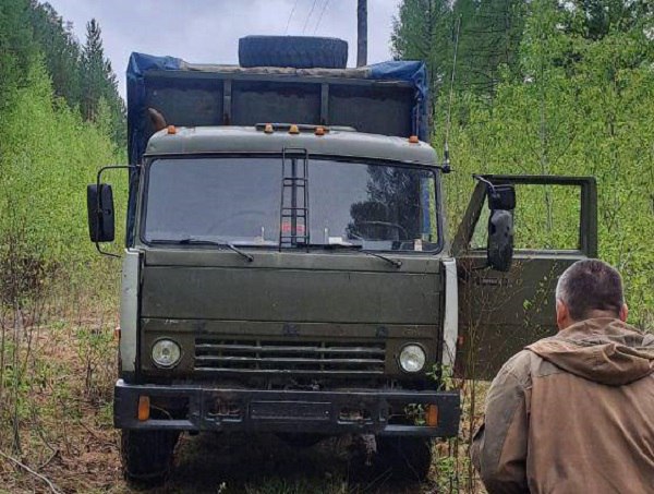 В Бурятии нашли незаконную майнинговую ферму… прямо в КамАЗе. Бригада энергетиков наткнулась на конструкцию при плановом осмотре ЛЭП. Двое неизвестных – предположительно, водители – сразу скрылись на внедорожнике. А внутри грузовика нашли целых 95 майнинговых устройств и трансформаторную подстанцию, способную обеспечить мощностью небольшой населённый пункт