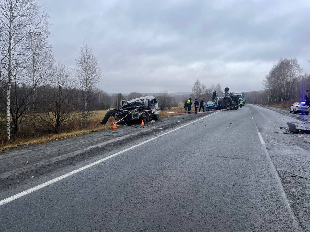 На трассе в Челябинской области в массовой аварии пострадали три человека  Сегодня, 23 октября, на 1709-м километре трассы М-5 водитель Hyundai при обгоне не убедился в безопасности маневра и столкнулся с «Газелью», сообщили в Госавтоинспекции Челябинской области.  От удара «Газель» врезалась в фуру MAN, развернулась и опрокинулась на автомобиль Lada.  «В аварии пострадали водитель и пассажирка Hyundai, госпитализированы. Также травмы получил 56-летний водитель Lada», — рассказали в ГАИ.  На месте организовано реверсивное движение.    / Прислать новость