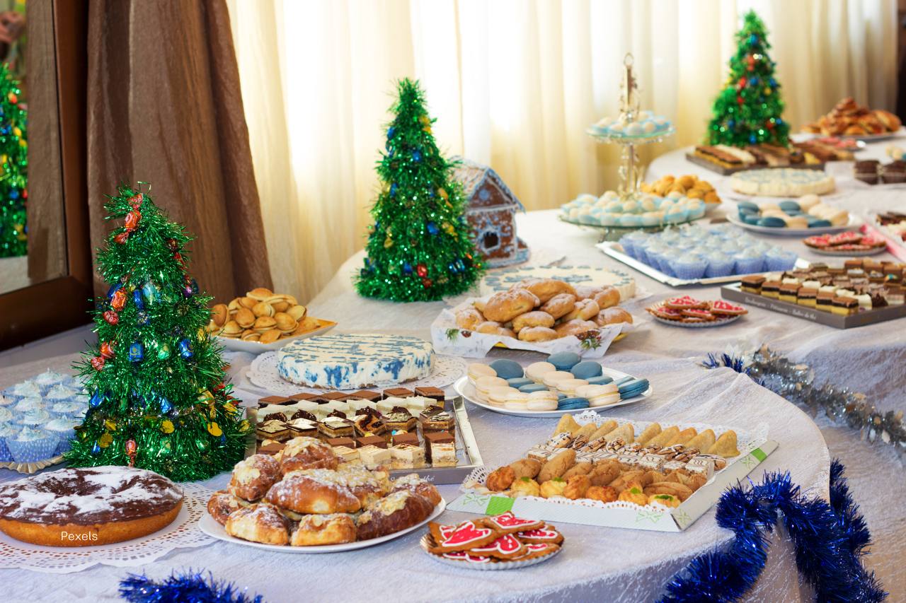 Как не пострадать от переедания в праздники и что делать если все таки переел Праздники редко проходят спокойно для желудка Обильная еда долгие застолья алкоголь и сладкое легко приводят к тяжести вздутию и усталости Это неприятно но не критично Как снизить риск переедания и помочь себе если избежать его не удалось в материале nokta