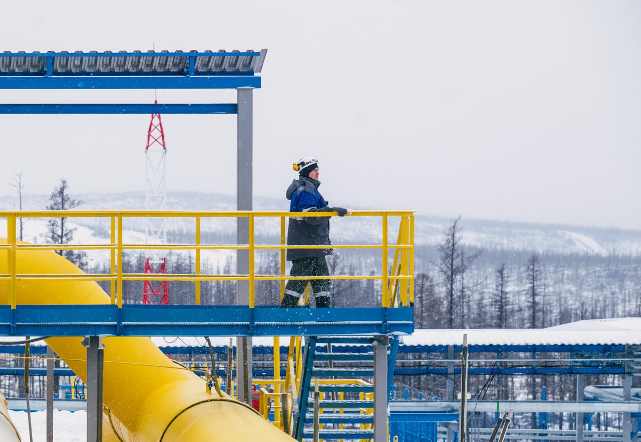 1 декабря Газпром обновил исторический максимум суточных поставок газа в Китай по Силе Сибири Поставленный объем превысил контрактные обязательства Газпрома Это десятый рекорд с момента выхода поставок по газопроводу Сила Сибири на максимальный контрактный уровень 1 декабря 2024 года Поставки российского газа идут в рамках долгосрочного Договора купли продажи газа между Газпромом и CNPC Газпром в MAX