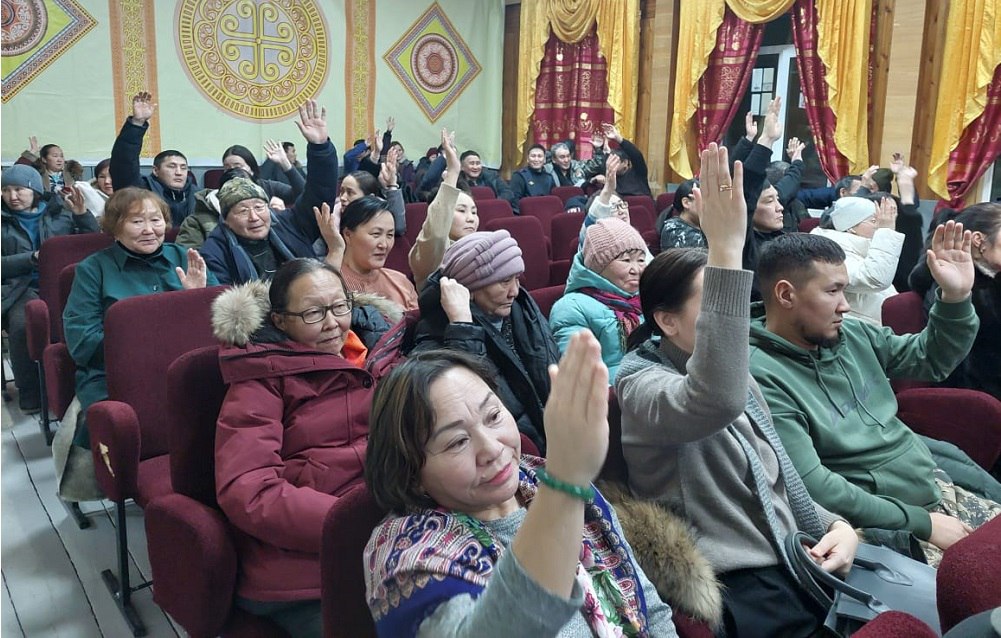 Отчет правительства республики прошел в трех селах Сунтарского района  Рабочая группа под руководством вице-премьера региона Георгия Степанова провела отчет правительства в селах Тюбяй, Тюбяй-Жархан и Шея Сунтарского района.   В ходе встречи граждане подняли ряд актуальных вопросов, касающихся обеспечения горюче-смазочными материалами, а также снижения тарифов за отопление.