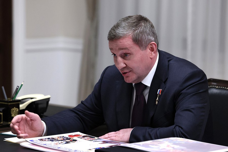 Путин наградил губернатора Андрея Бочарова орденом "За заслуги перед Отечеством" III степени Указ об этом сегодня подписал президент России Владимир Путин. В Волгограде это для многих стало неожиданностью – такие решения президент принимает сам. В документе сказано, что это орден «за большой вклад в социально-экономическое развитие Волгоградской области». Однако все помнят, что еще в первый день, когда Бочарова прислали в регион, Дмитрий Медведев пообещал Герою России еще одну звезду за спасение Волгоградской области – если ему удастся решить годами накопленные проблемы. - Порядок, нормальная экономика, современная социальная сфера. Если это все получится, вы можете претендовать на второе звание Героя России, - заявил Дмитрий Медведев тогда еще временно исполняющему обязанности губернатора Волгоградской области Андрею Бочарову. Волгоградцы считают, что у Бочарова все получилось. Видимо, на самом верху – тоже. О важной награде уже высказался Александр Струков - почетный гражданин города-героя Волгограда, ветеран военной службы, полковник в отставке, первый заместитель председателя Волгоградского областного Совета ветеранов: - Мы, а я говорю от лица всех ветеранов, считаем, что с губернатором нам повезло. Активный, инициативный, деловой, энергия неиссякаемая. Мы говорим, что Андрей Иванович Бочаров – человек на своем месте, и это отмечают все, кто приезжает к нам в город. Волгоград совершенно изменился, в этом заслуга высшего должностного лица. Эта награда, несомненно, по заслугам. Я много раз его видел в деле, во всех ситуациях – и в радости, и в тяжелые моменты, он всегда с нами. Он пример для нас, для ветеранов.