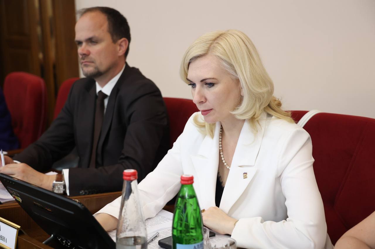 На Ставрополье состоялось июньское заседание краевой Думы   В Думе Ставрополья прошло очередное, пятьдесят первое заседание, в ходе которого были рассмотрены 16 вопросов повестки дня.  В заседании приняли участие депутаты Государственной и краевой Думы, члены Совета Федерации и Правительства Ставропольского края, представители органов исполнительной власти, в том числе и министр образования края Мария Смагина.  Ключевым на заседании стало внесение изменений в закон «О бюджете Ставропольского края на 2025 год и плановый период 2026 и 2027 годов». Бюджет сферы образования увеличен более чем на 274 млн рублей на следующие направления: капитальный ремонт лагеря, дошкольной и общеобразовательной организации, укрепление материально-технической базы муниципальных-общеобразовательных организаций, питание детей участников специальной военной операции и обновление книжного фонда учебников.  В ходе заседания был одобрен законопроект, о внесении изменений в Закон Ставропольского края о наделении органов местного самоуправления полномочиями по организации обеспечения обучения в частных дошкольных и общеобразовательных организациях.  Также законодатели продлили действие и расширили перечень льгот для участников специальной военной операции и членов их семей.  Кроме этого, были приняты поправки в краевые законы и другие нормативные акты.
