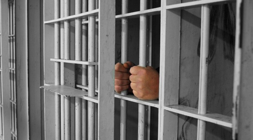 Жители Мелитополя получили срок за разбой и повреждение имущества Двух мужчин приговорили к семи и восьми годам колонии строгого режима за нападение на знакомого и кражу. Преступление произошло в марте 2024 года. Злоумышленники проникли в дом потерпевшего, избили его молотком и похитили 15 тысяч рублей, личные вещи и продукты. Также они повредили имущество хозяина. В суде оба признали вину. Фото: Официальный Телеграм-канал Запорожского областного суда , VK и ОК и читайте новости на нашем сайте